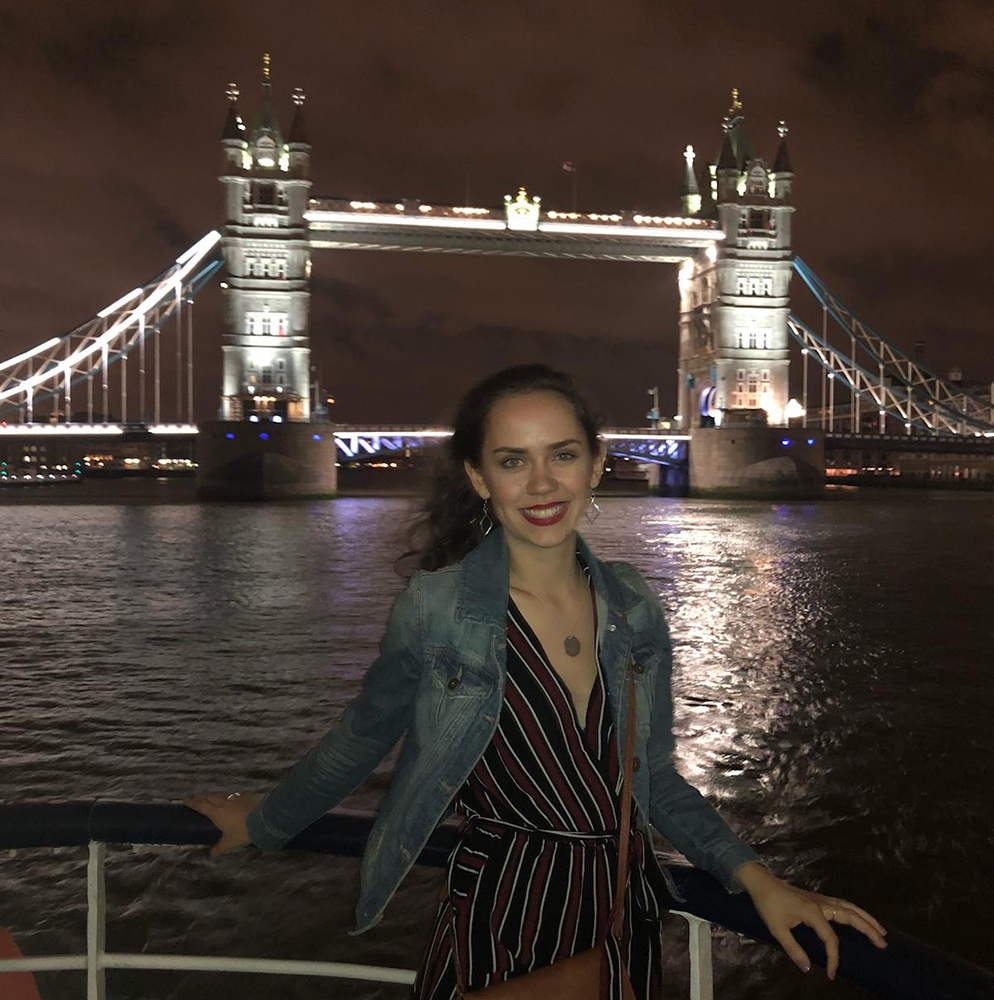 Maja De Garay '21 in front of the London Bridge